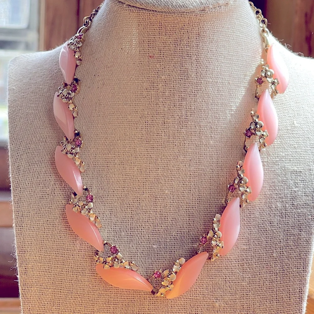 Vintage powder pink thermoset choker necklace with flowers and rhinestones - Picture 9 of 9